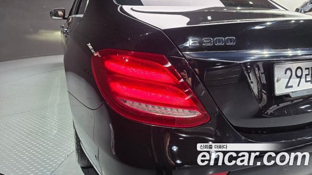 Mercedes-Benz E-Class 2018 — ფოტო 13/32