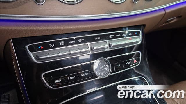 Mercedes-Benz E-Class 2018 — ფოტო 20/32