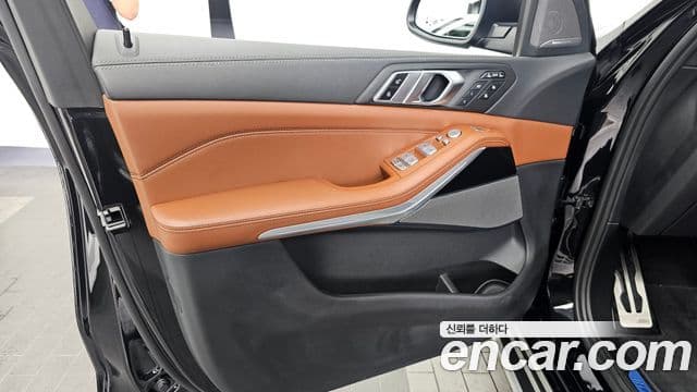 BMW X7 2023 — Photo 28/39