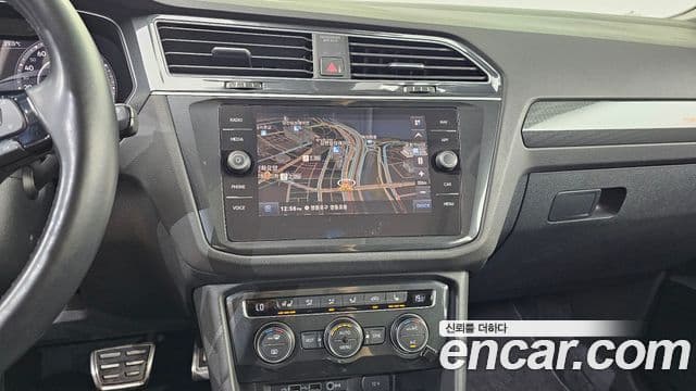 Volkswagen Tiguan 2018 — Şəkil 14/20