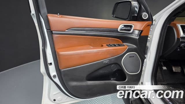 Jeep Grand Cherokee 2020 — Photo 16/38