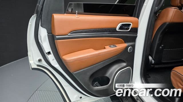 Jeep Grand Cherokee 2020 — Photo 20/38