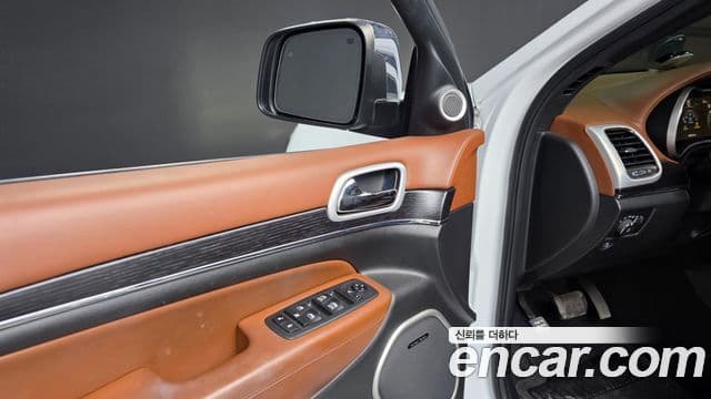 Jeep Grand Cherokee 2020 — Photo 31/38