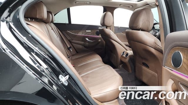 Mercedes-Benz E-Class 2019 — ფოტო 12/20