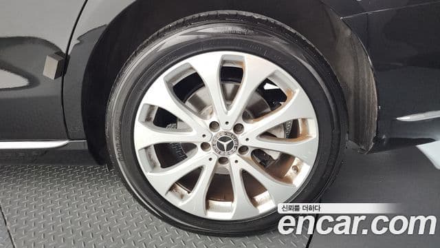 Mercedes-Benz E-Class 2019 — Photo 32/32