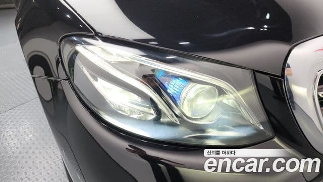 Mercedes-Benz E-Class 2019 — Photo 13/32