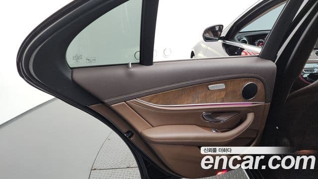 Mercedes-Benz E-Class 2019 — Photo 21/32