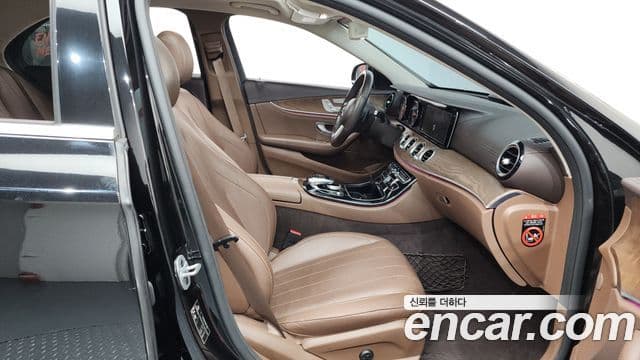 Mercedes-Benz E-Class 2019 — Photo 12/32