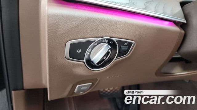 Mercedes-Benz E-Class 2019 — Photo 18/32