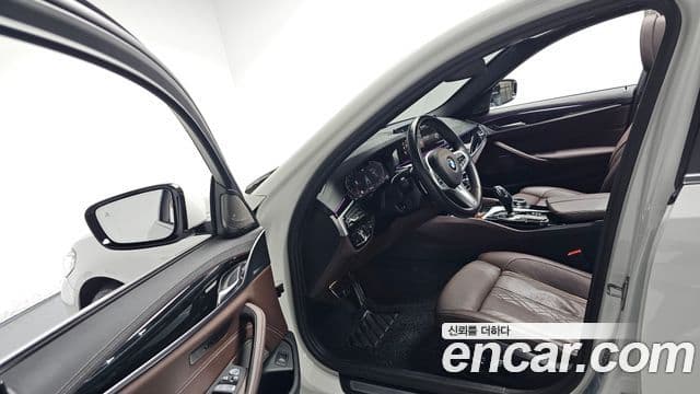 BMW 5 Series 2023 — ფოტო 10/20