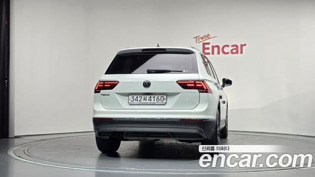 Volkswagen Tiguan 2019 — ფოტო 4/20