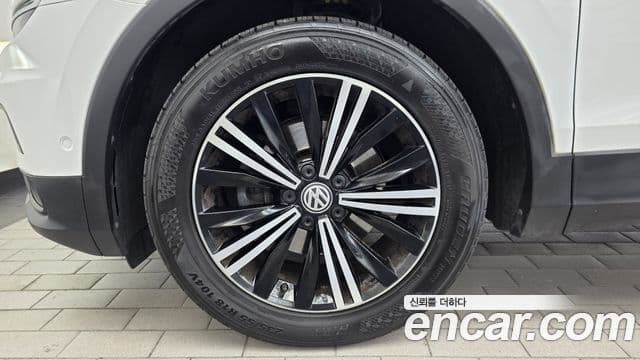 Volkswagen Tiguan 2019 — ფოტო 5/20