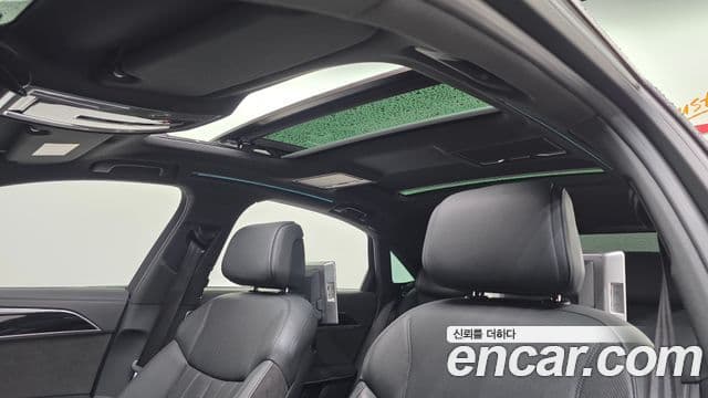 Audi A8 2021 — ფოტო 18/20