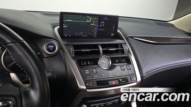 Lexus NX300h 2019 — Şəkil 15/20