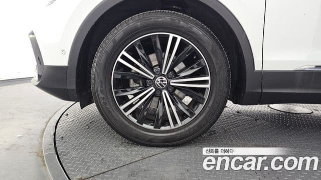 Volkswagen Tiguan 2022 — ფოტო 5/20