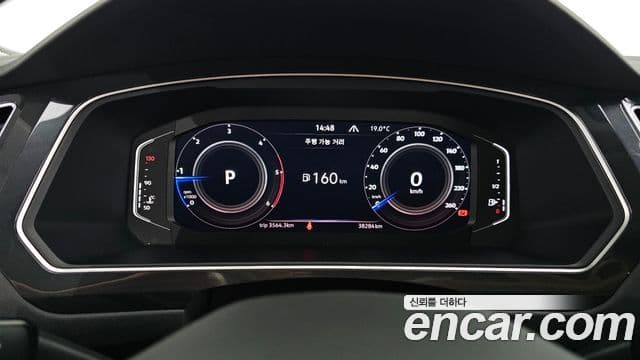 Volkswagen Tiguan 2022 — ფოტო 8/20