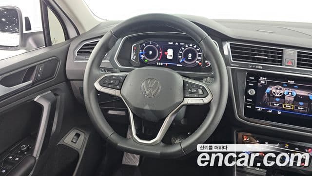 Volkswagen Tiguan 2022 — ფოტო 13/20