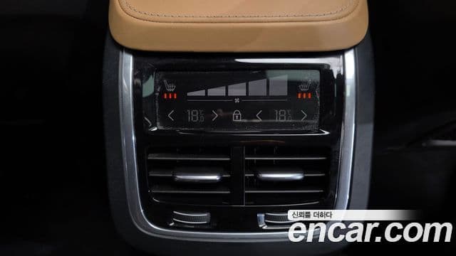 Volvo XC90 2020 — ფოტო 18/20