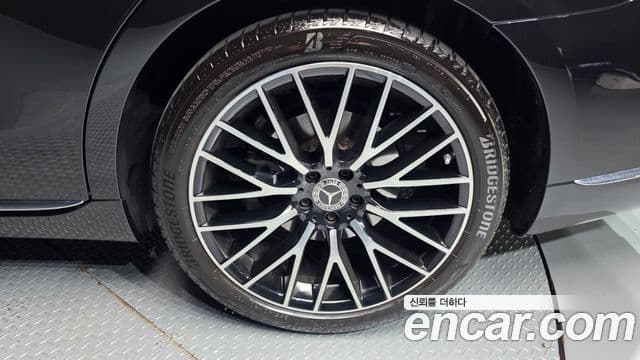 Mercedes-Benz S-Class 2025 — Photo 1/37
