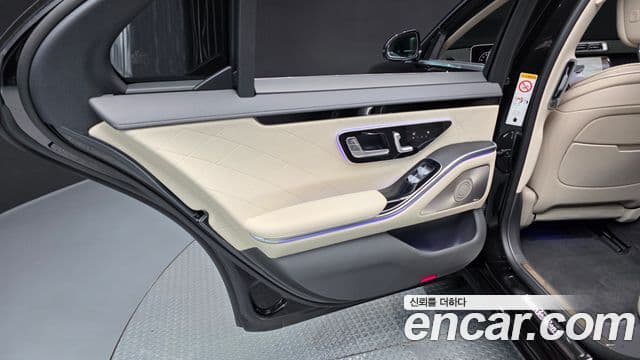 Mercedes-Benz S-Class 2025 — Photo 28/37