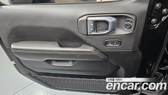 Jeep Wrangler 2021 — Photo 28/35