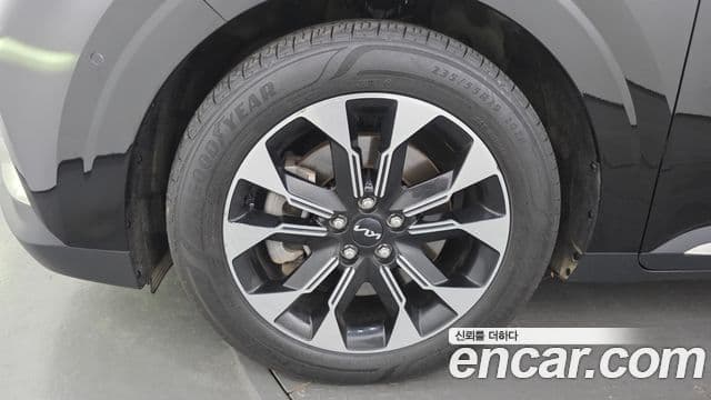 Kia Carnival 2023 — ფოტო 5/20