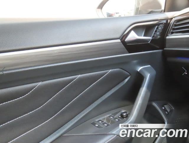 Volkswagen Jetta 2023 — ფოტო 13/19