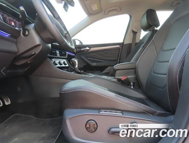 Volkswagen Jetta 2023 — ფოტო 14/19