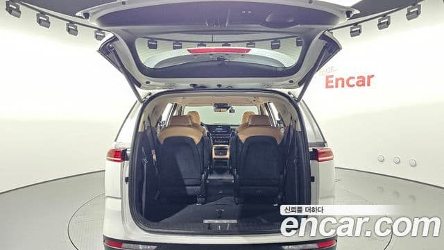 Kia Carnival 2023 — Фото 16/20