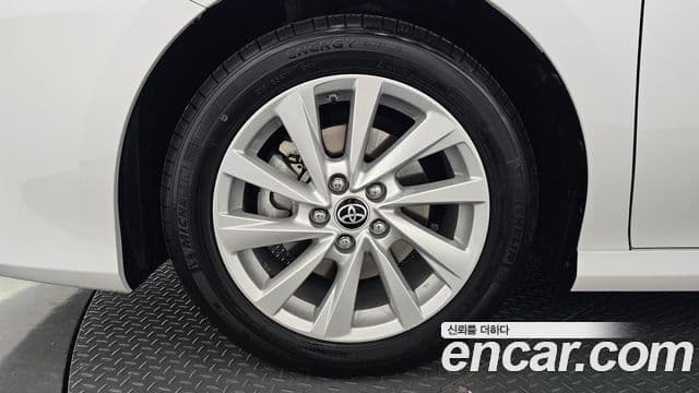 Toyota Camry 2023 — Photo 13/32
