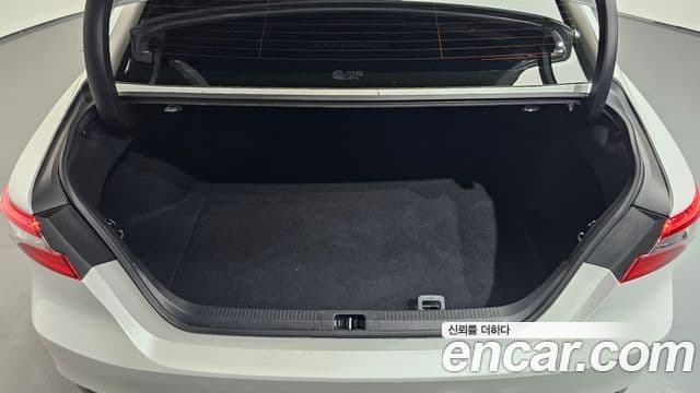 Toyota Camry 2023 — Photo 9/32