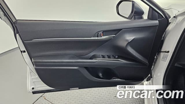 Toyota Camry 2023 — Photo 16/32