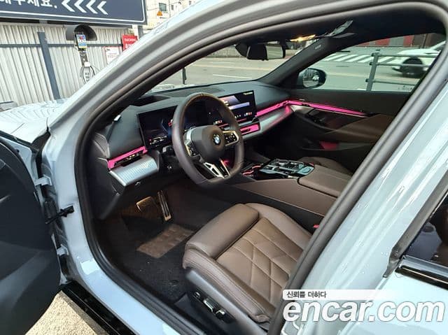 BMW 5 Series 2025 — Фото 13/14