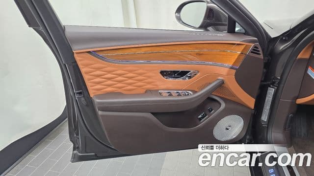 Bentley Flying Spur 2022 — ფოტო 19/34