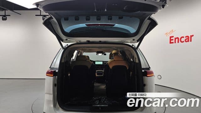Kia Carnival 2021 — ფოტო 18/20