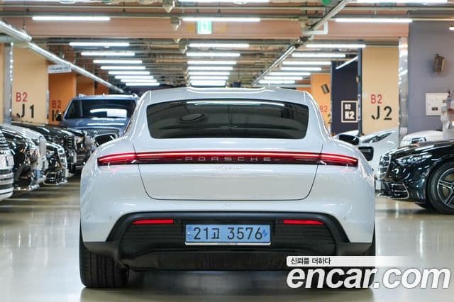 Porsche Taycan 2022 — Photo 14/20