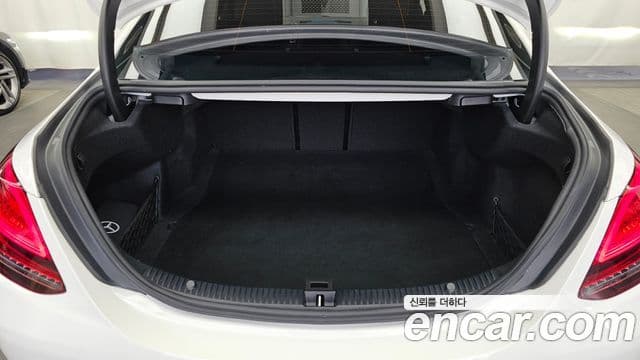 Mercedes-Benz C-Class 2019 — ფოტო 19/20