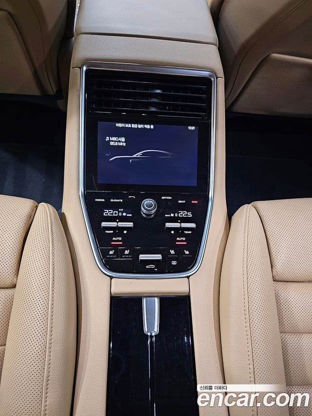 Porsche Panamera 2018 — ფოტო 17/20