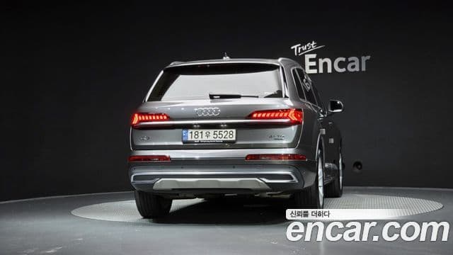 Audi Q7 2021 — Şəkil 14/20