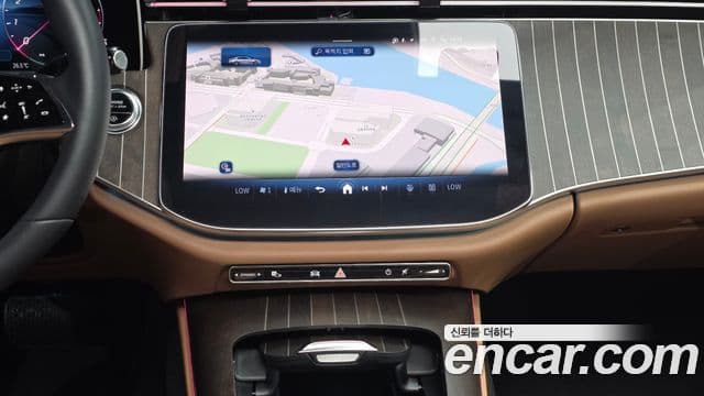 Mercedes-Benz E-Class 2024 — ფოტო 13/20