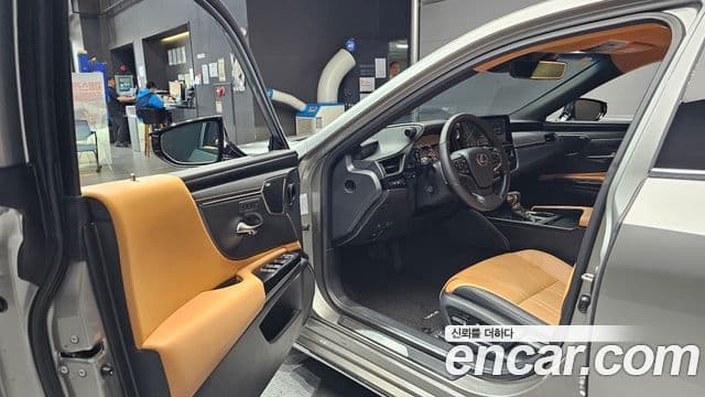 Lexus ES300h 2025 — ფოტო 10/20