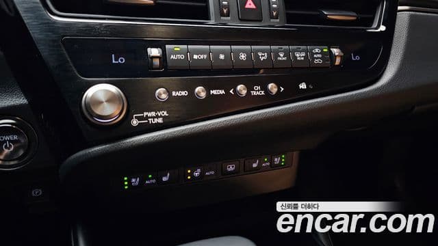 Lexus ES300h 2025 — ფოტო 17/20