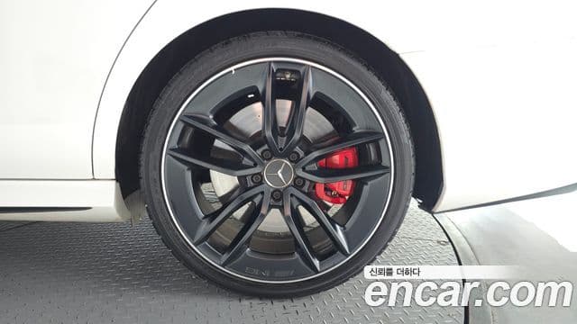 Mercedes-Benz E-Class 2022 — Photo 8/33