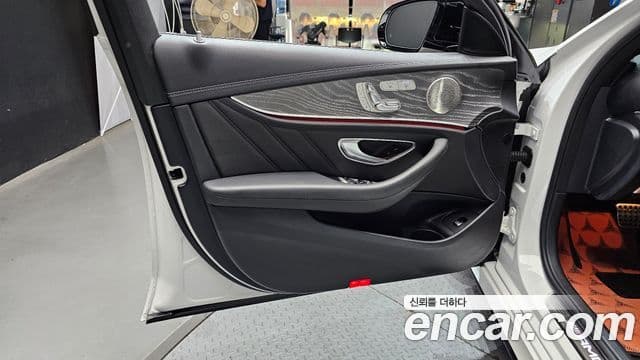 Mercedes-Benz E-Class 2022 — Photo 33/33
