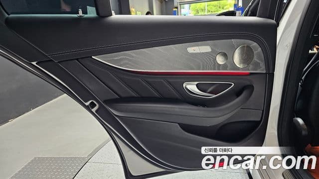 Mercedes-Benz E-Class 2022 — Photo 18/33