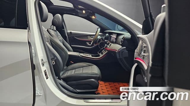 Mercedes-Benz E-Class 2022 — Photo 14/33