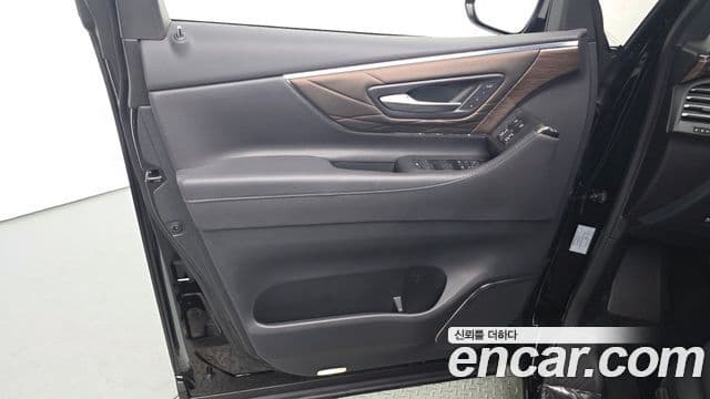 Toyota Alphard 2024 — Photo 35/35
