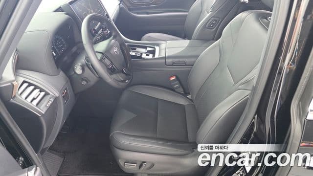 Toyota Alphard 2024 — Photo 26/35