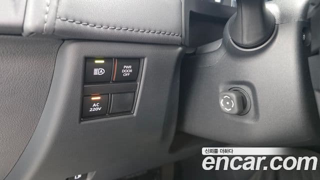 Toyota Alphard 2024 — Photo 9/35