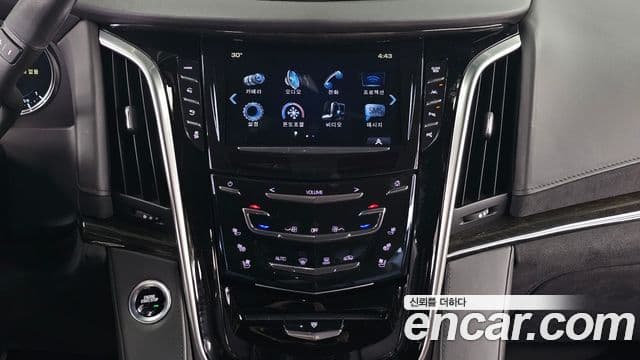 Cadillac Escalade 2020 — ფოტო 14/20